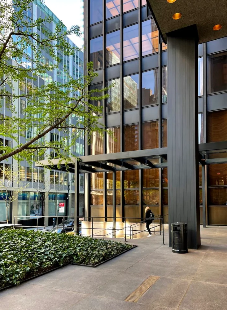 Strefa przed budynkiem Seagram Building proj. Mies van der Rohe