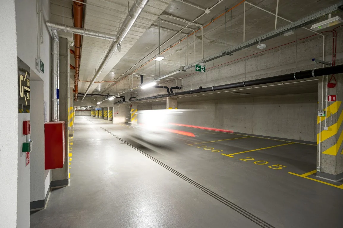 Posadzki żywiczne Deckshield na parkingu Osiedla Bokserska w Warszawie